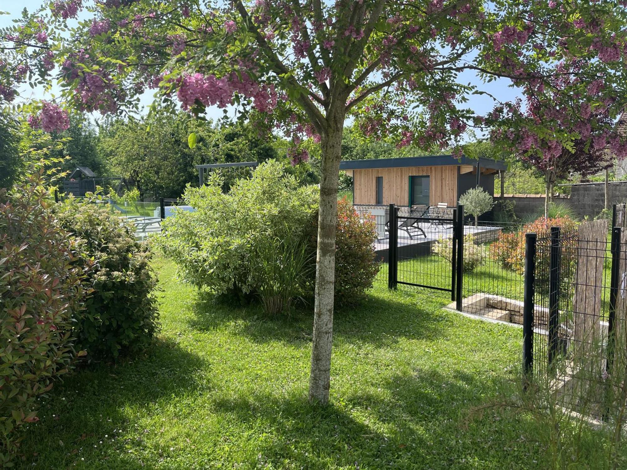 Appart-Hotel N 4 Calme Avec Terrasse, Wi-Fi Haut Debit, Petit-Dejeuner, Room-Service Et Parking Prive Chouzelot Exteriér fotografie