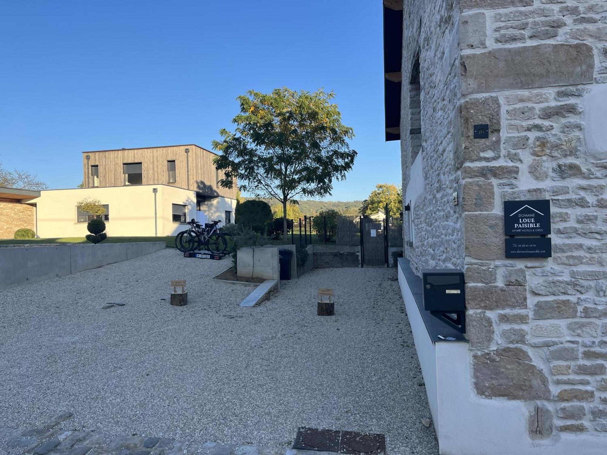 Appart-Hotel N 4 Calme Avec Terrasse, Wi-Fi Haut Debit, Petit-Dejeuner, Room-Service Et Parking Prive Chouzelot Exteriér fotografie