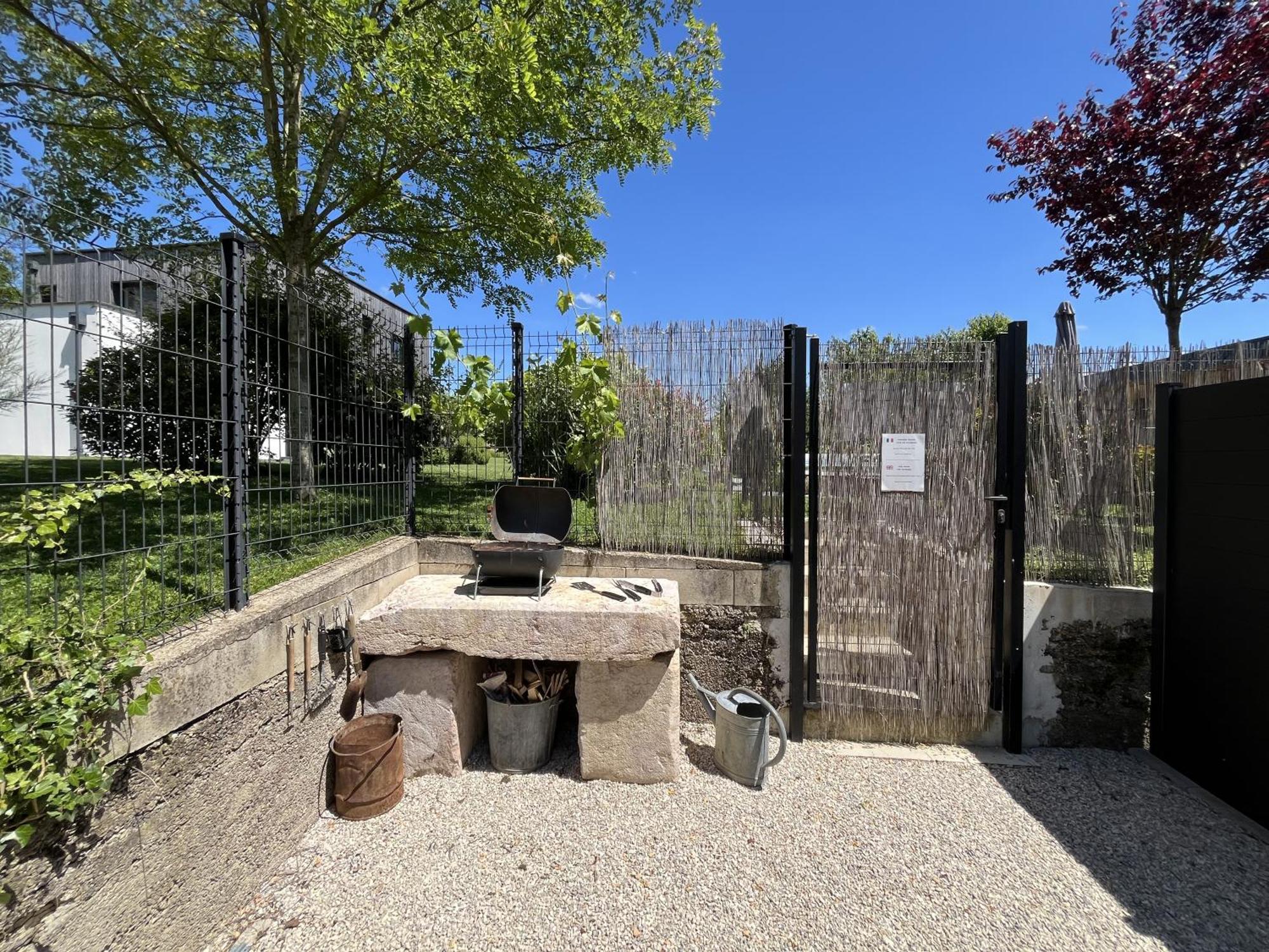 Appart-Hotel N 4 Calme Avec Terrasse, Wi-Fi Haut Debit, Petit-Dejeuner, Room-Service Et Parking Prive Chouzelot Exteriér fotografie